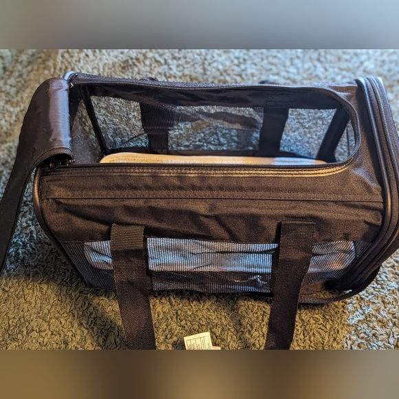 Amazon Basics Soft Sided Mesh Pet Travel Carrier Medium Size - Picture 8 of 13